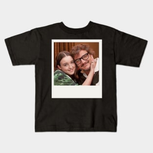 pedro pascal and bella ramsey foto retro interview cute moment Kids T-Shirt